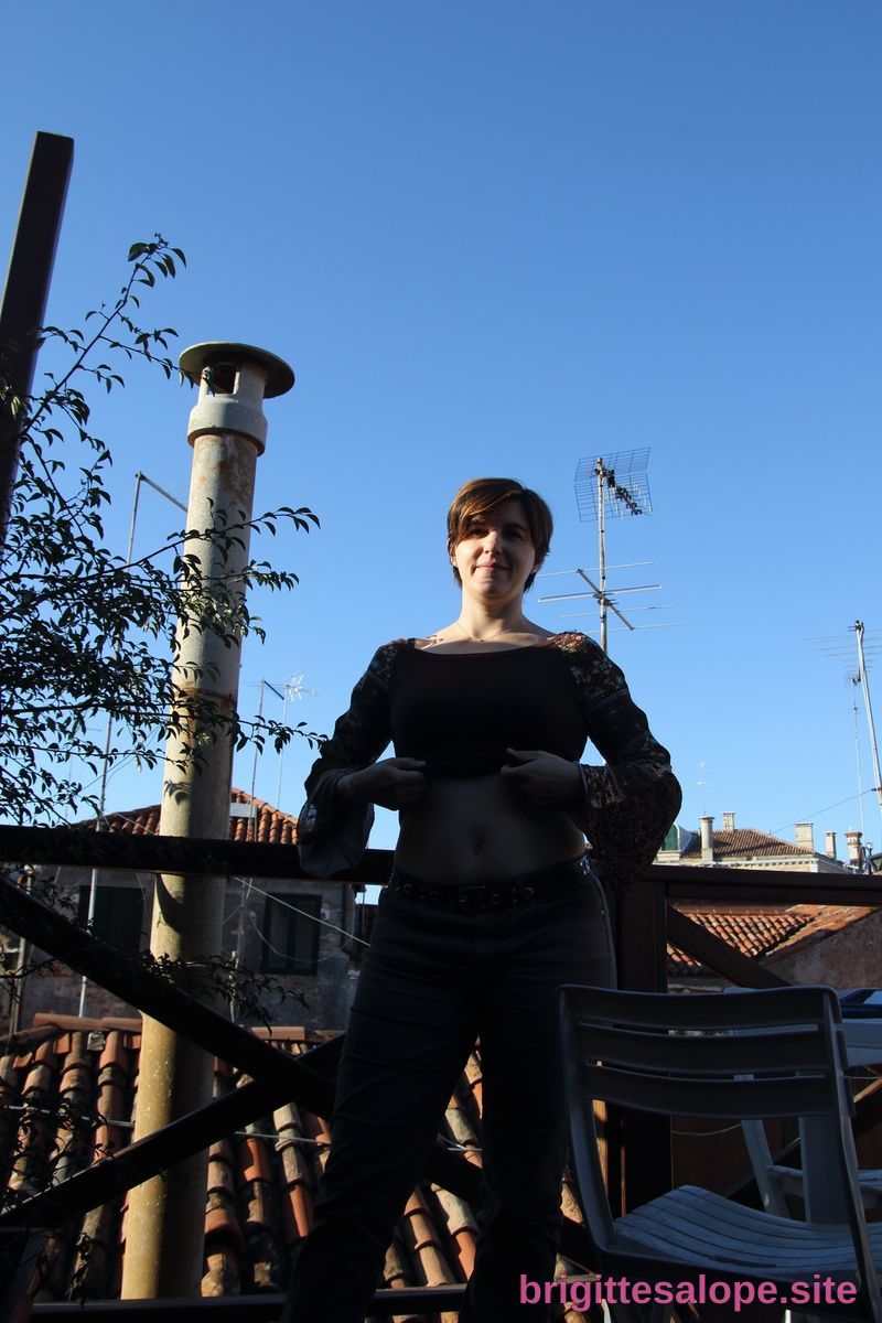 Femme sur une terrasse — Brigitte la Salope