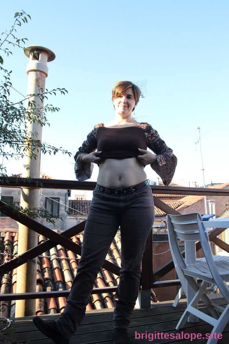 Femme en noir sur balcon — Brigitte la Salope
