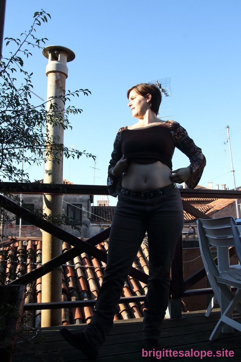 Silhouette de femme sur balcon — Brigitte la Salope