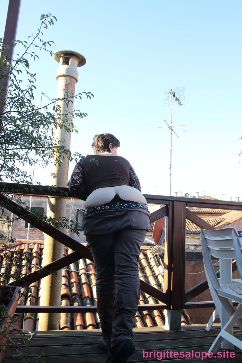 Vue de derrière (photo 27) — Brigitte la Salope