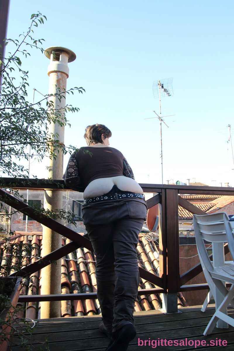 Sur le balcon — Brigitte la Salope