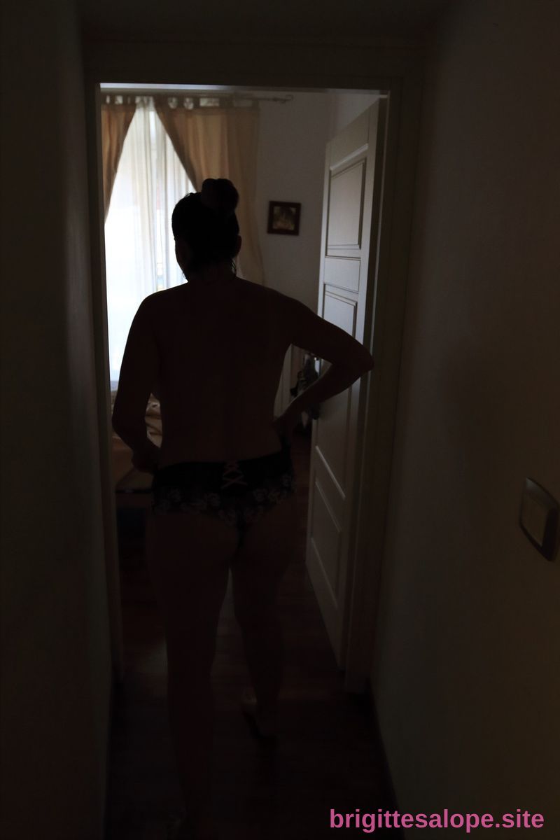 Silhouette dans l'entrée — Brigitte la Salope