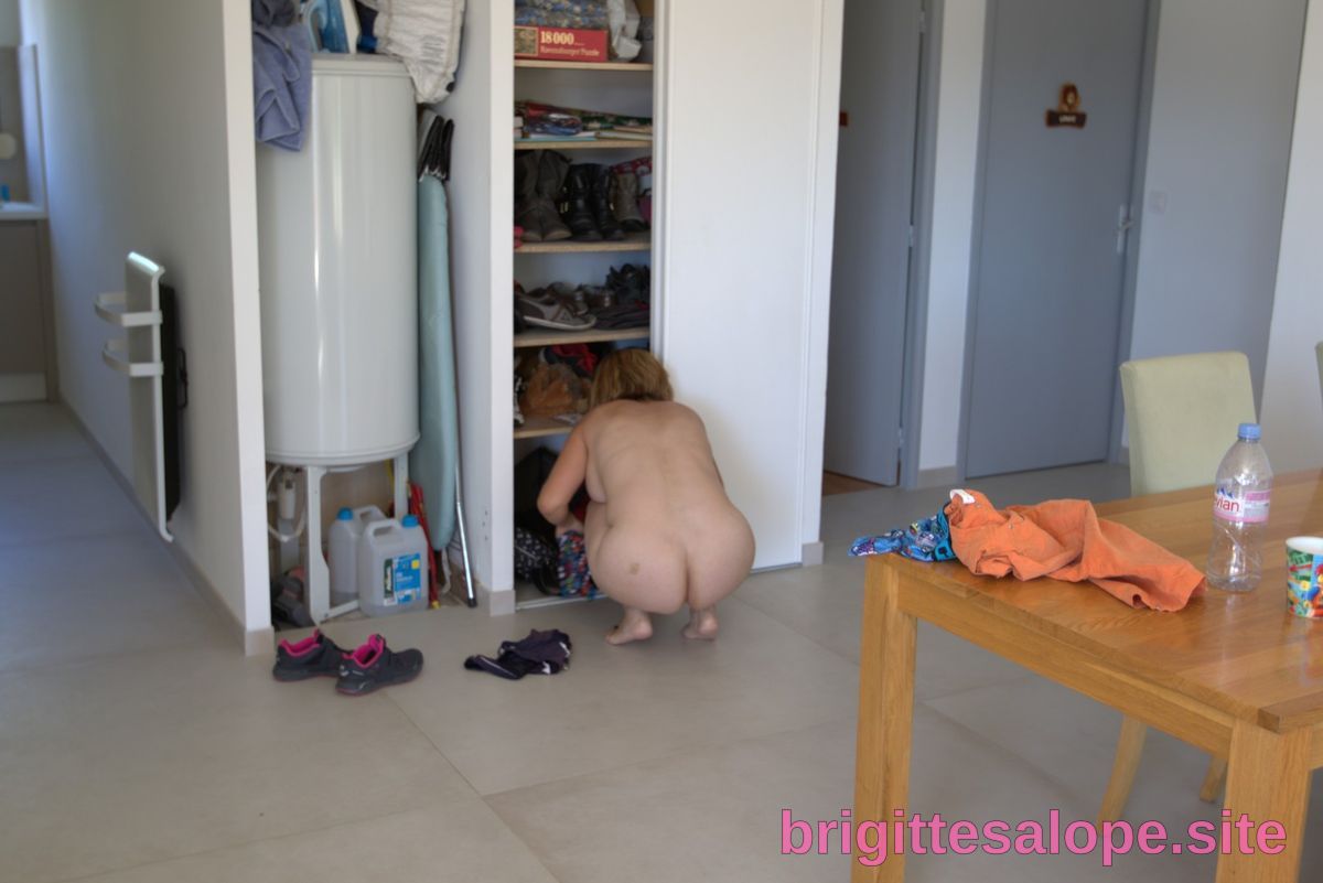 Nudité dans la cuisine — Brigitte la Salope