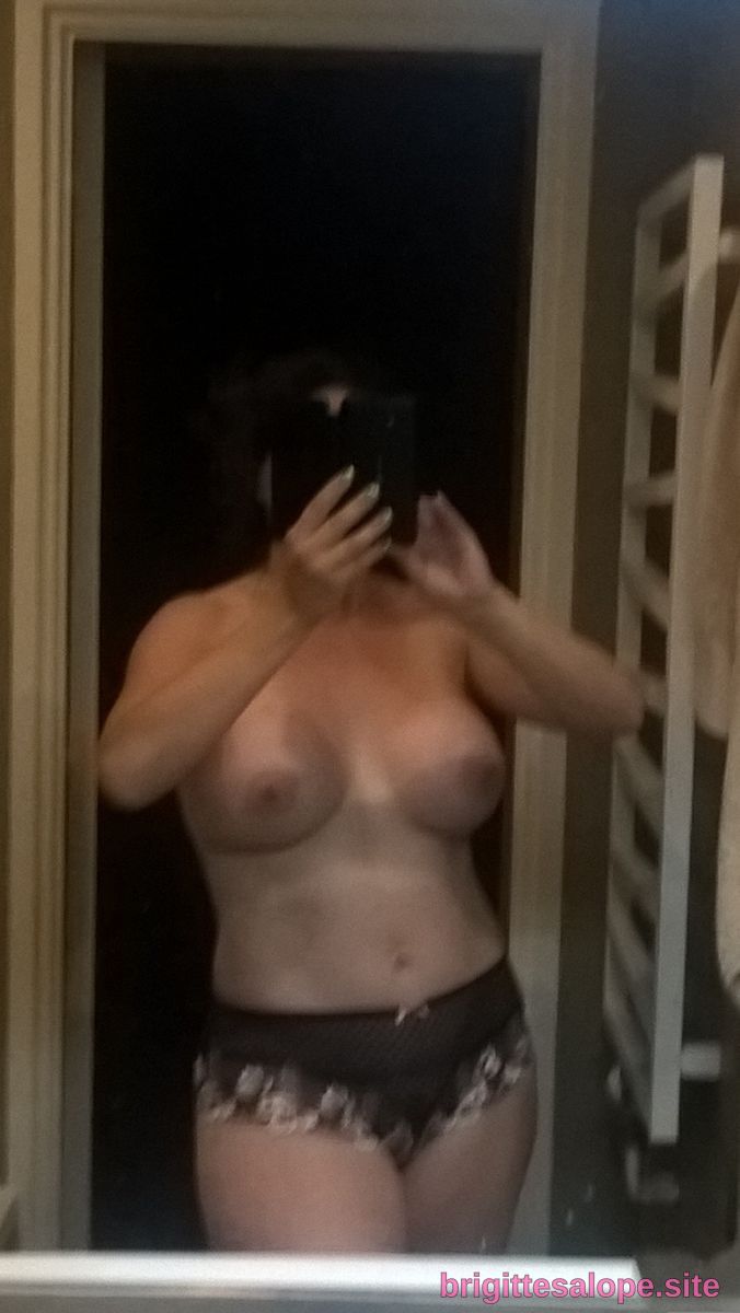 Autoportrait nu dans le miroir (photo 293) — Brigitte la Salope