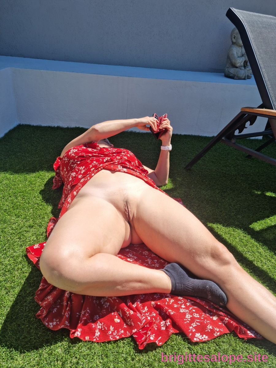 Femme nue sur le gazon (photo 370) — Brigitte la Salope