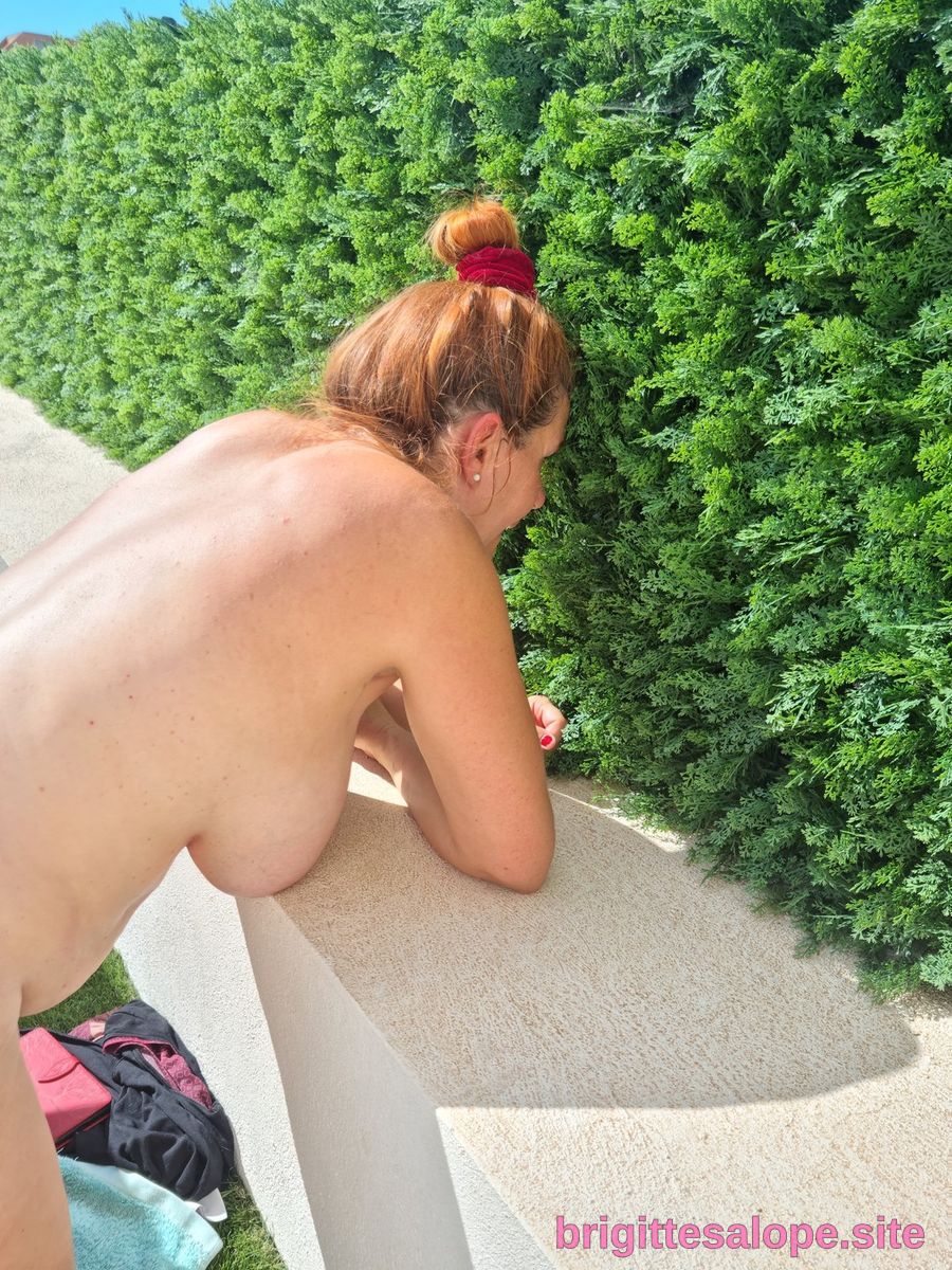 Nue sur un balcon de verdure — Brigitte la Salope