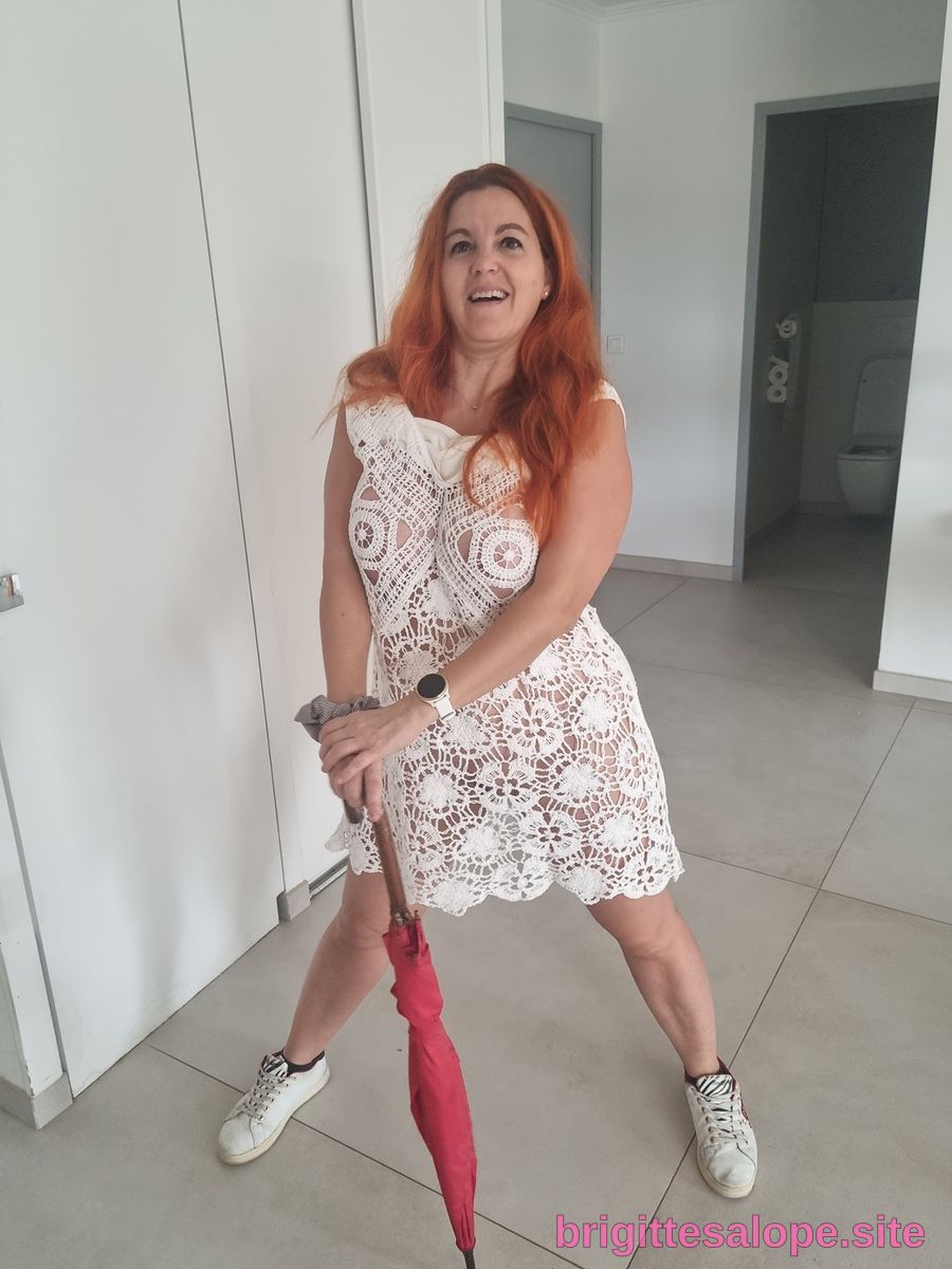 Femme en robe de soie rouge claire — Brigitte la Salope