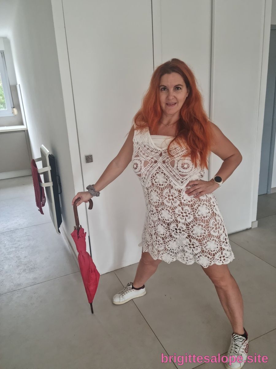 Femme en robe de soie blanche — Brigitte la Salope