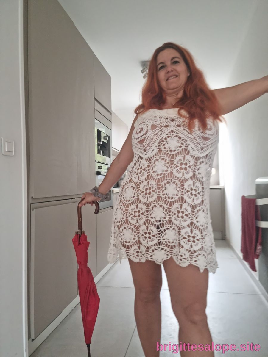 Femme en robe de soie blanche (photo 407) — Brigitte la Salope