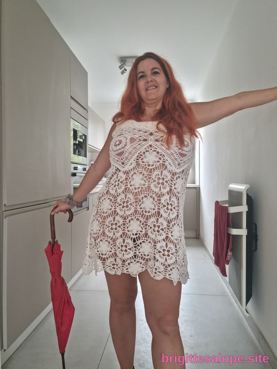 Femme en dentelle rouge dans un couloir — Brigitte la Salope