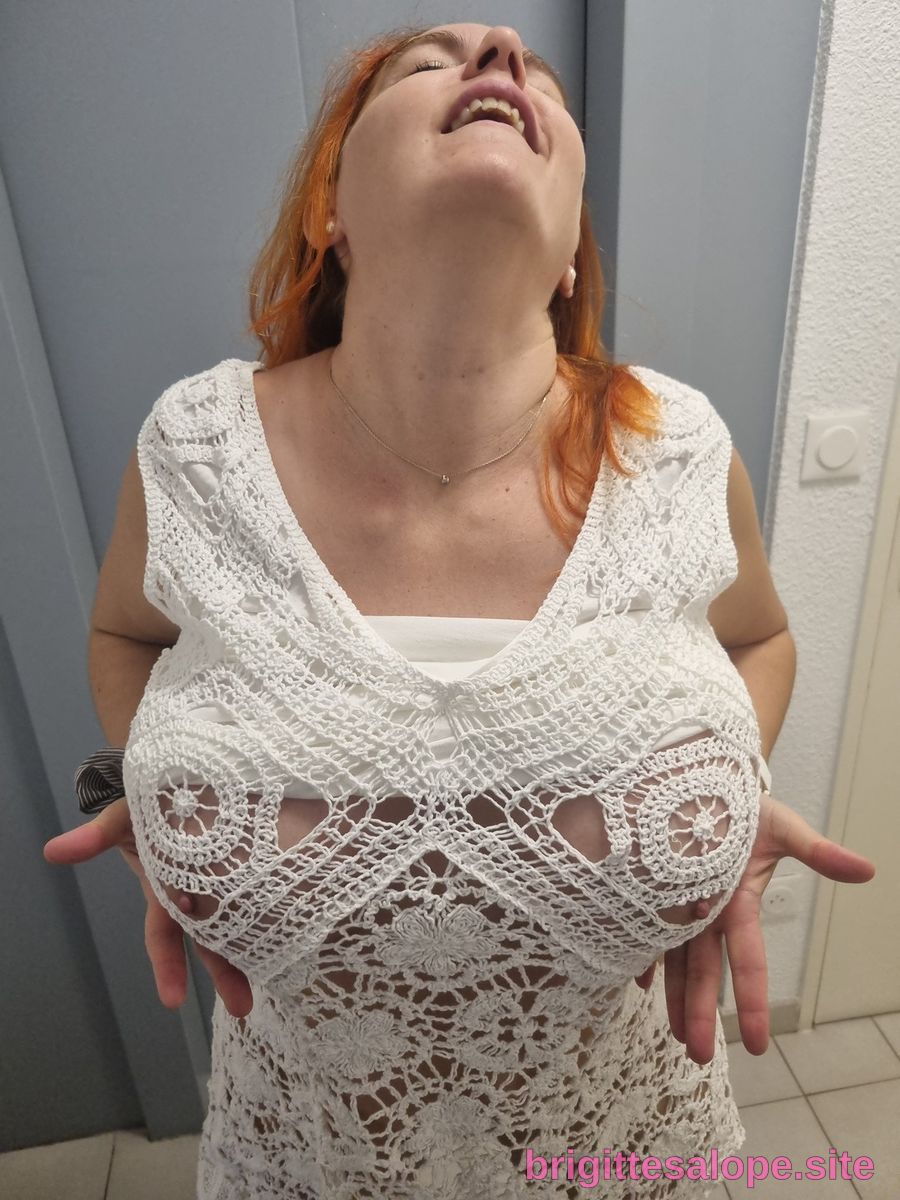 Femme avec gros seins dans un lacet blanc — Brigitte la Salope