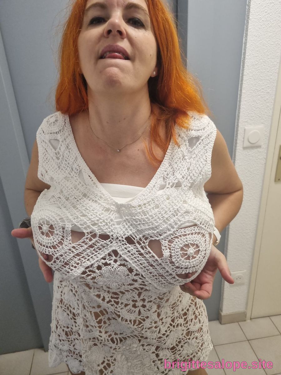 Femme avec cheveux roux et gros seins dans un linge blanc crocheté — Brigitte la Salope