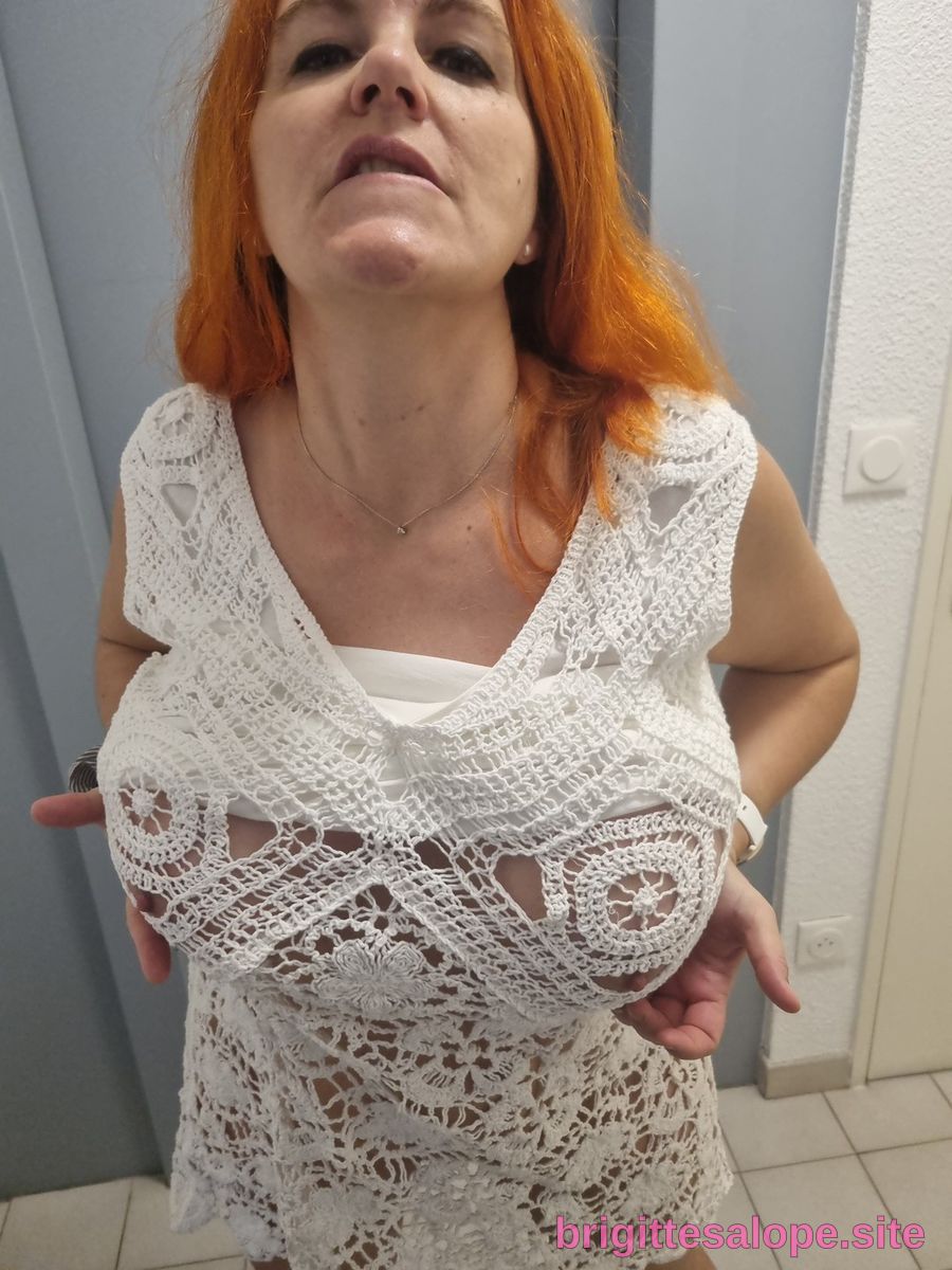 Femme avec cheveux rouges et vêtement de dentelle blanc — Brigitte la Salope