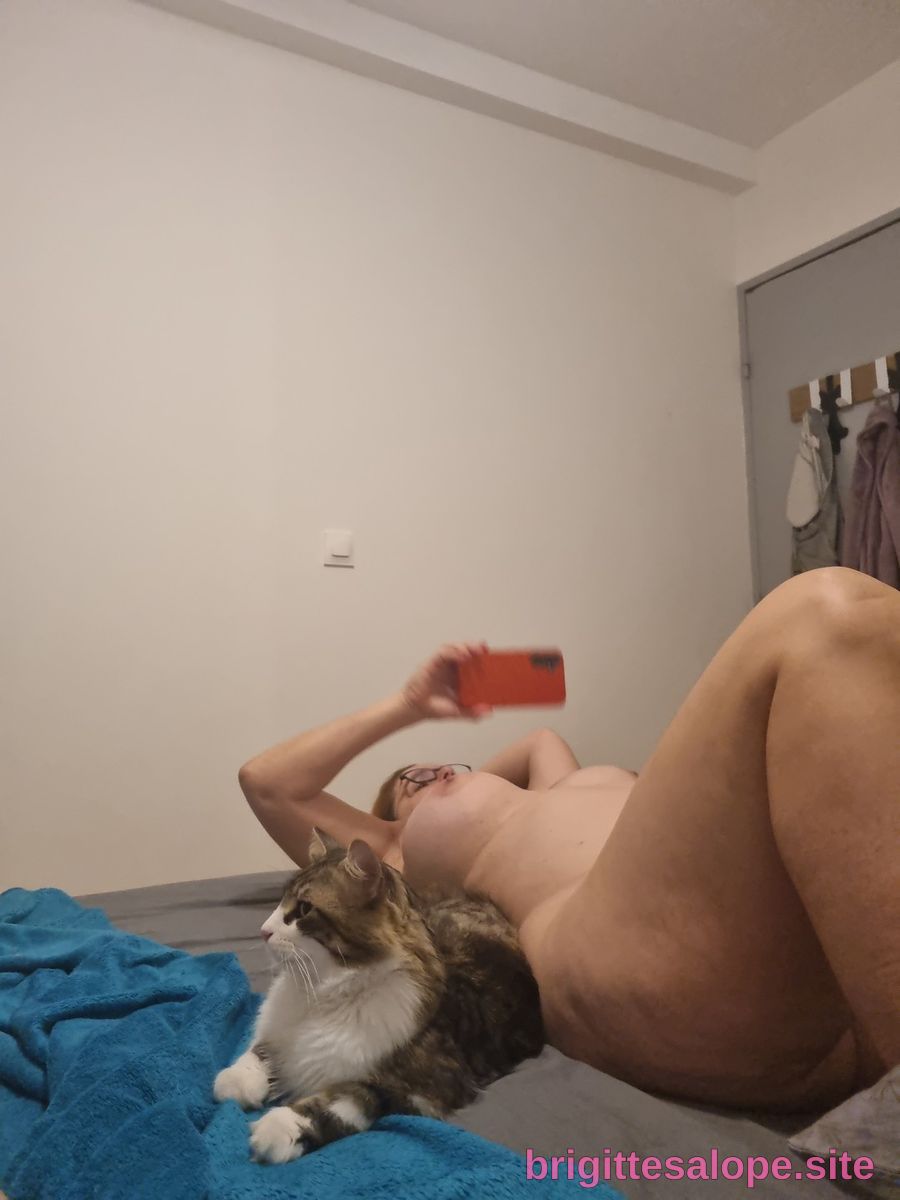 Nude femme photographiée par son chat — Brigitte la Salope