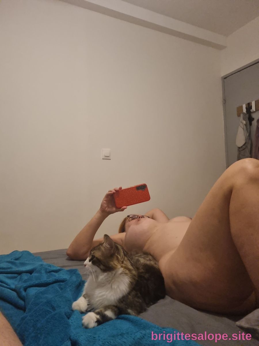 Photo nue avec chat — Brigitte la Salope