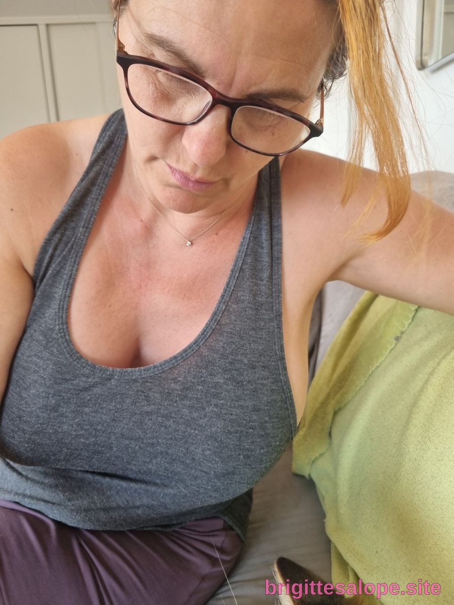 Femme en tank top et lunettes — Brigitte la Salope