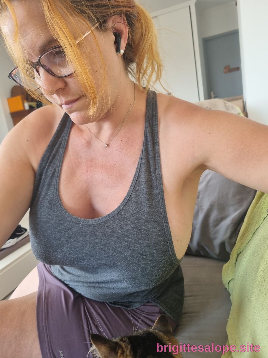 Photo intime au lit (photo 431) — Brigitte la Salope