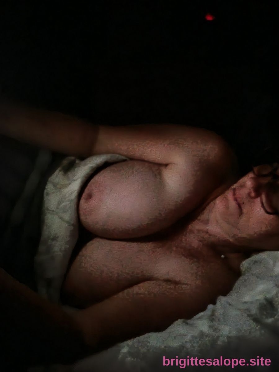 Nuit intime (photo 460) — Brigitte la Salope