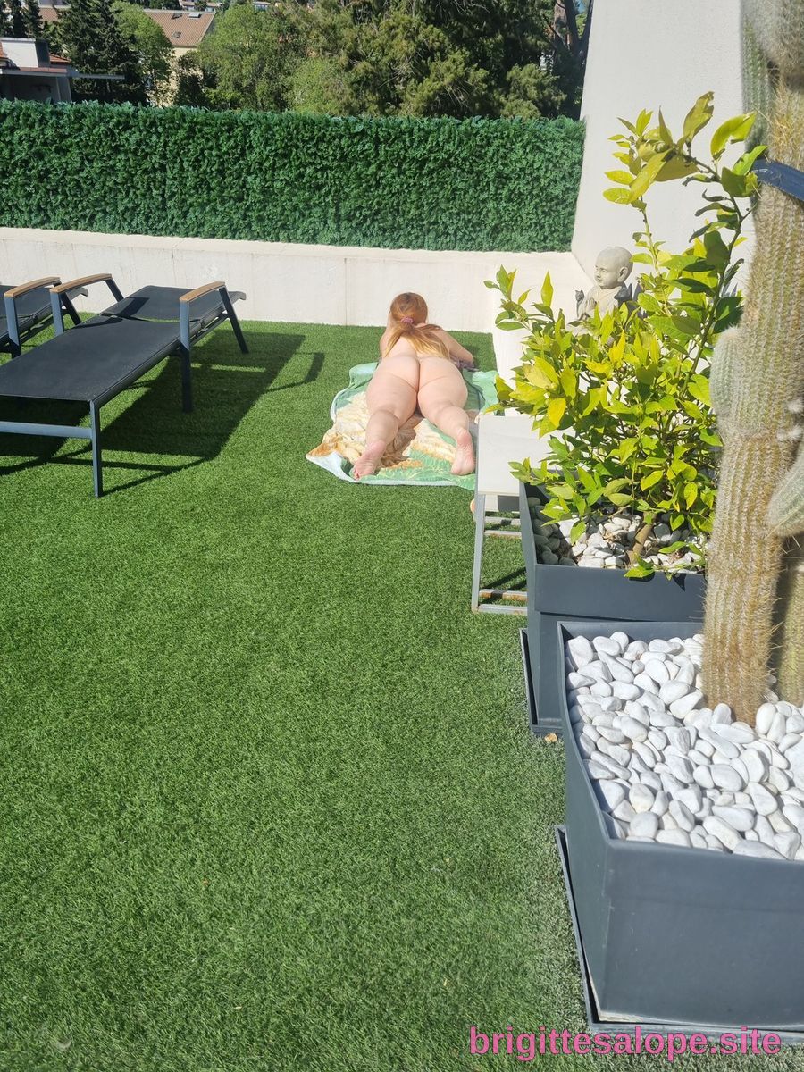Sunbathing au jardin — Brigitte la Salope