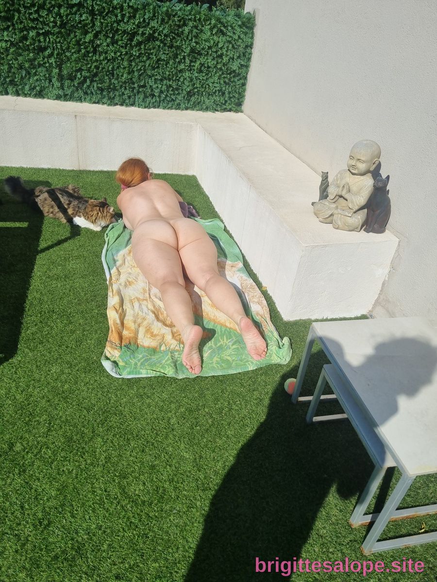 Nudité en extérieur — Brigitte la Salope