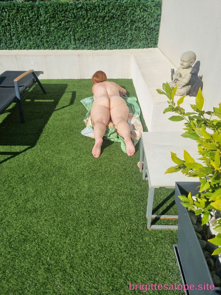 Nue sur le gazon (photo 466) — Brigitte la Salope