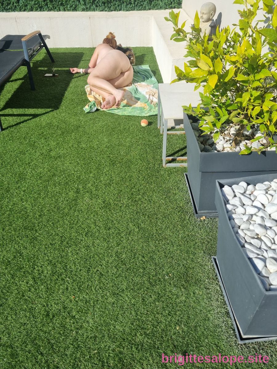 Nudité au jardin — Brigitte la Salope