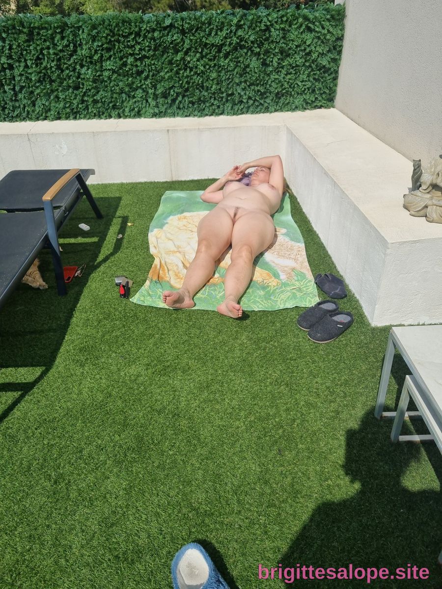 Femme nue ensoleillée sur le dos — Brigitte la Salope