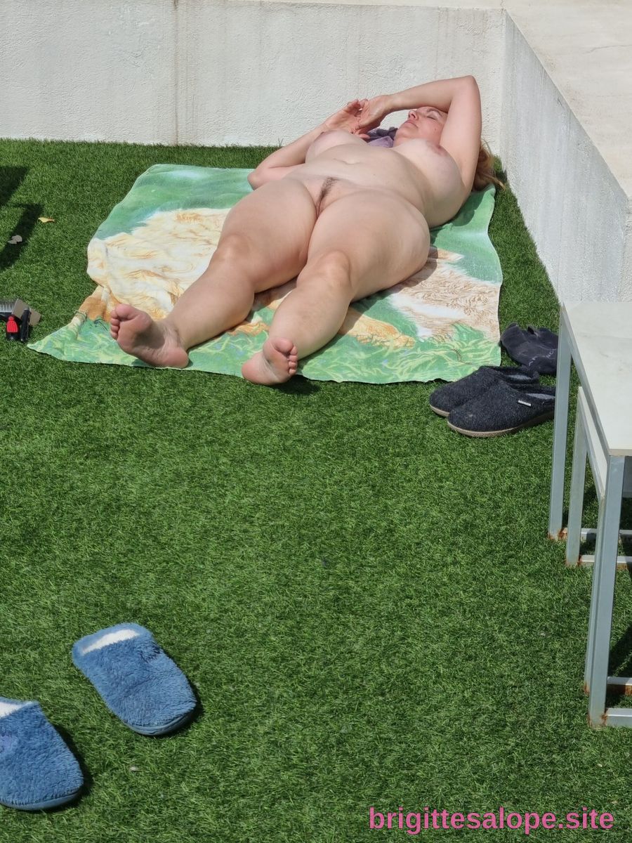Nue sur le gazon (photo 482) — Brigitte la Salope