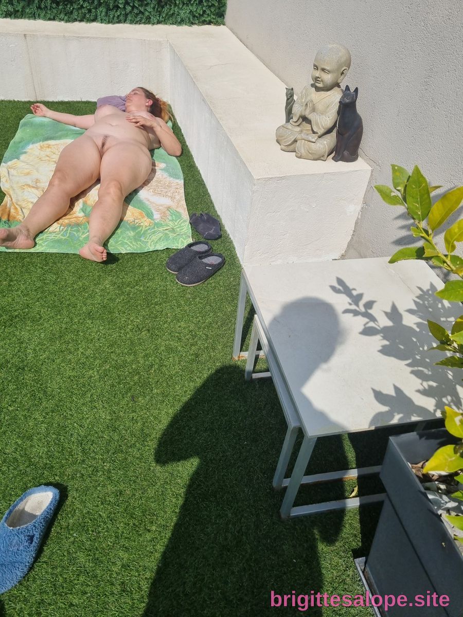 Nue sur le tapis de golf — Brigitte la Salope