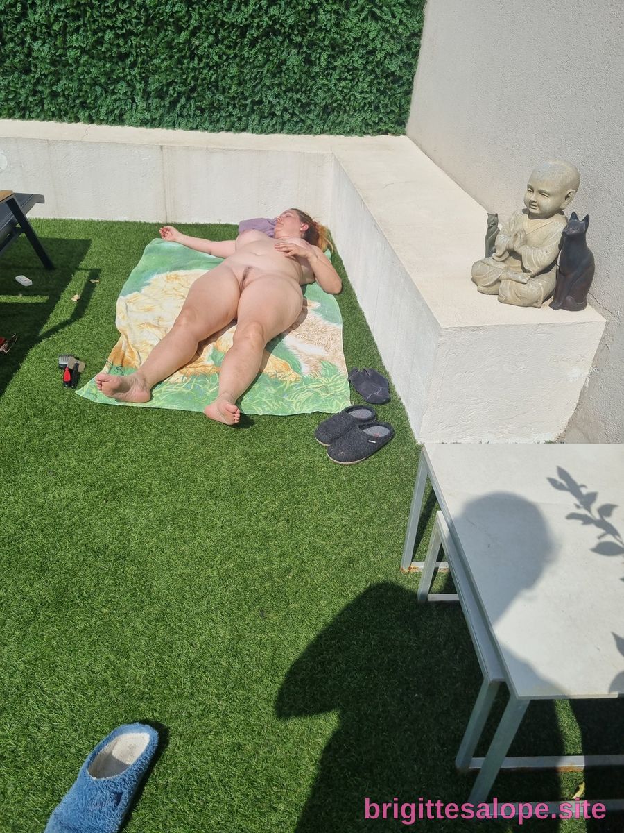 Nue sur le gazon (photo 488) — Brigitte la Salope