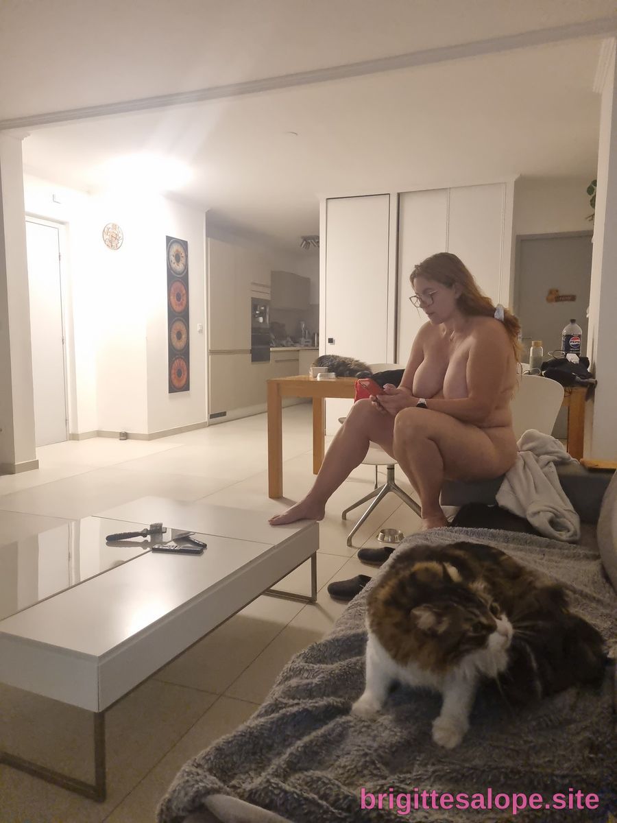 Nue dans le salon — Brigitte la Salope