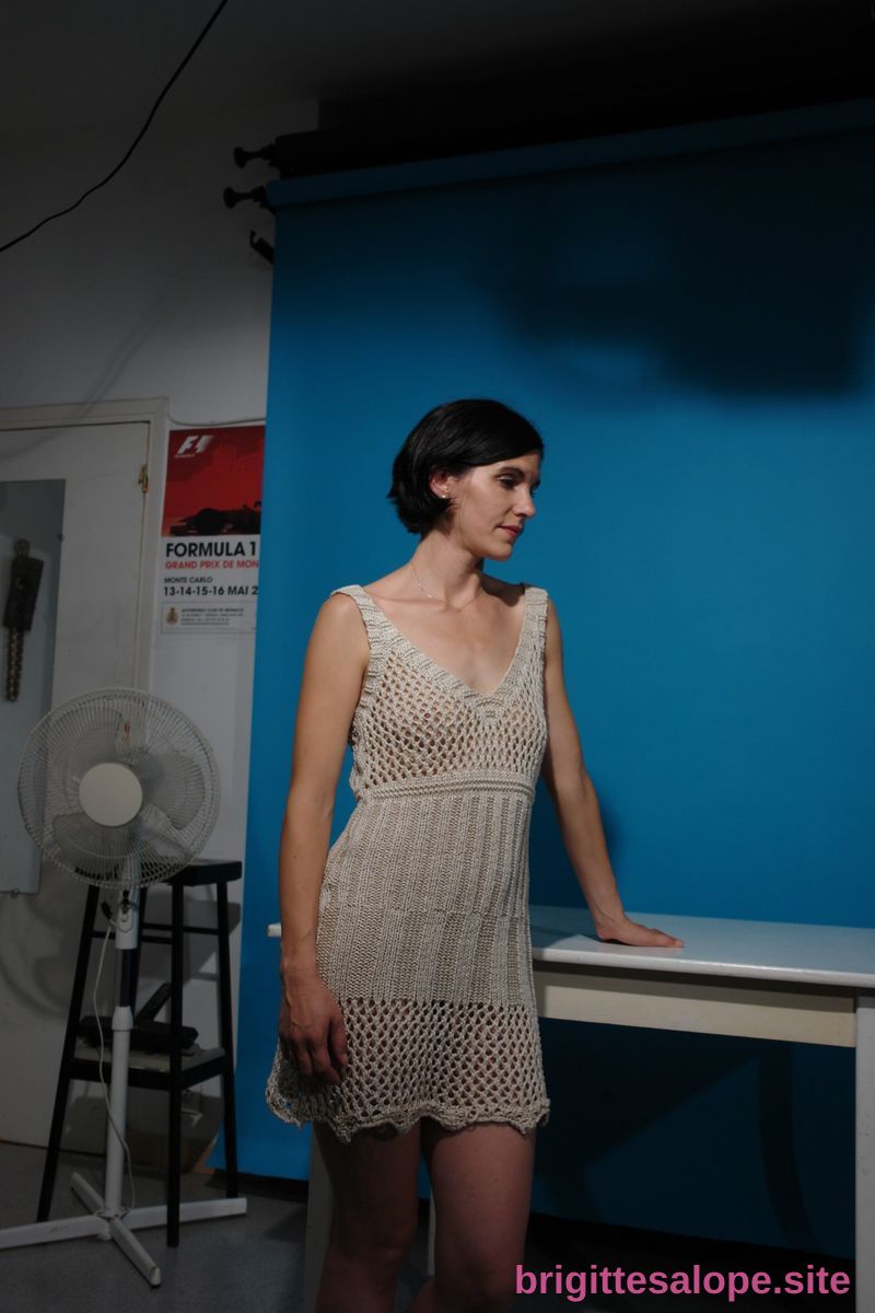 Femme dans un espace industriel — Brigitte la Salope