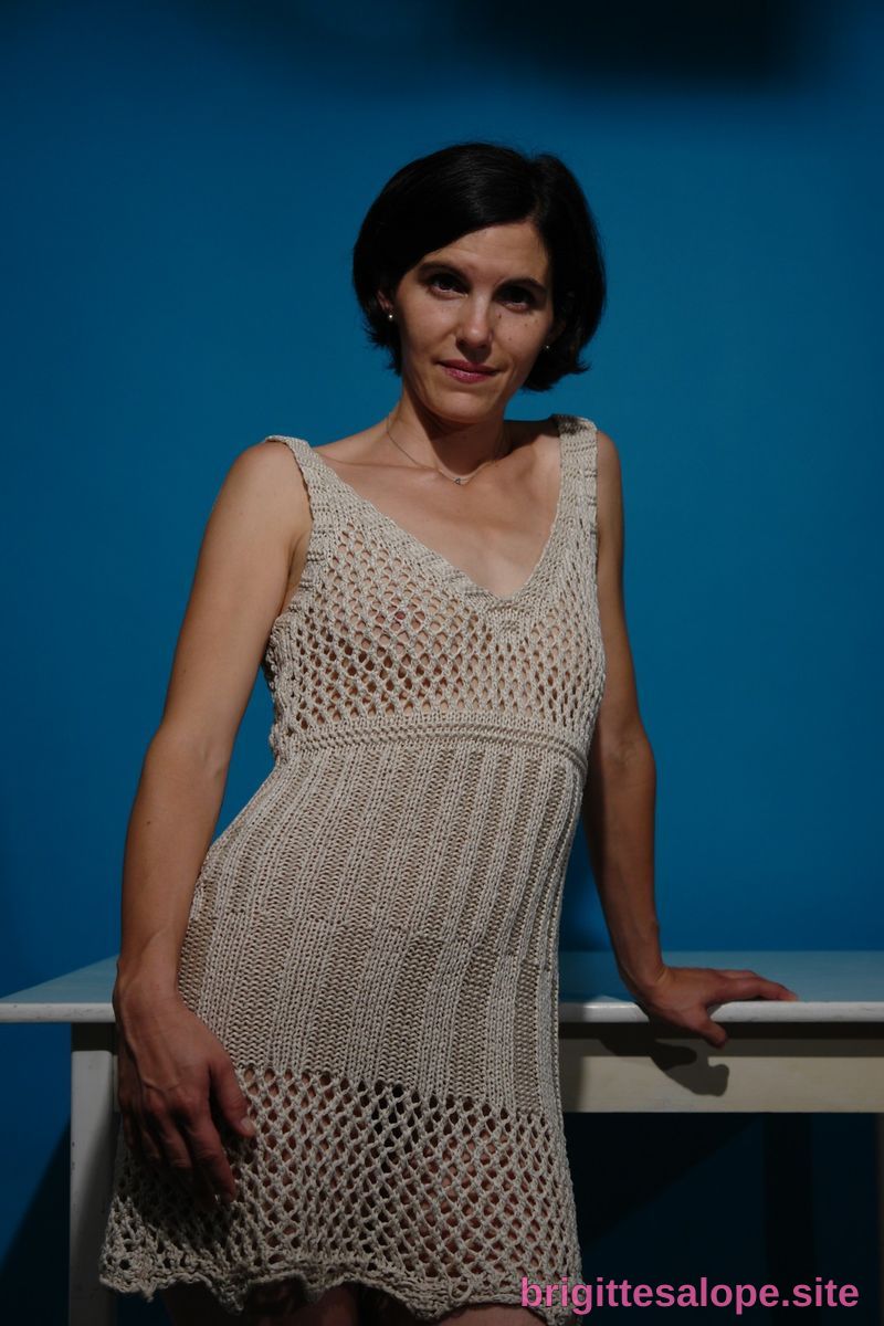 Femme en dentelle blanche contre un mur bleu — Brigitte la Salope