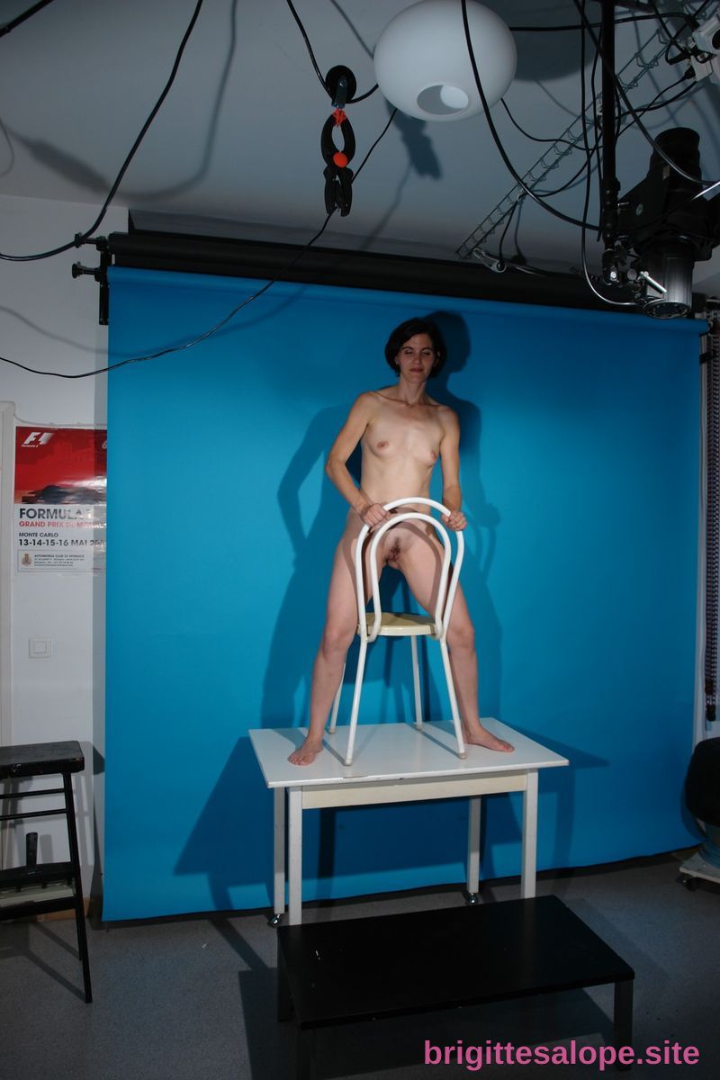 Nue sur un chaise lumineuse — Brigitte la Salope