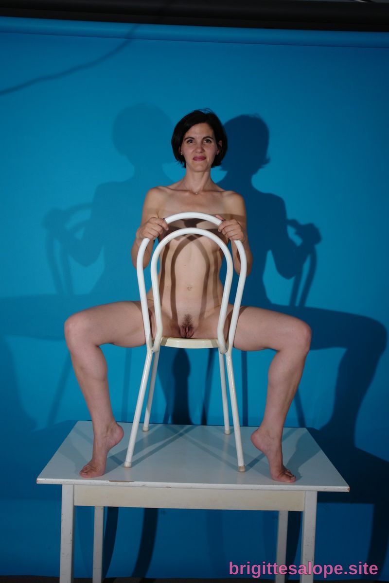 Nue sur une chaise blanche (photo 678) — Brigitte la Salope
