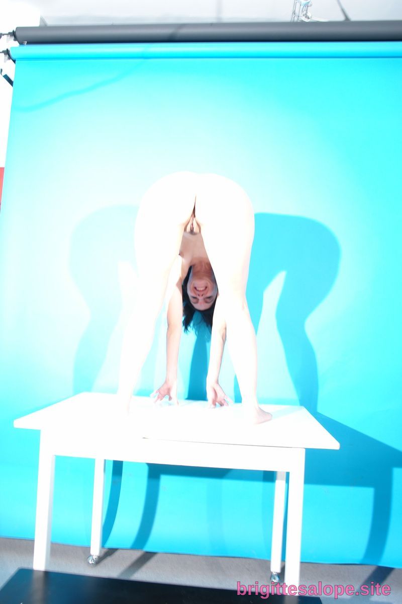 Femme sur un bureau bleu — Brigitte la Salope