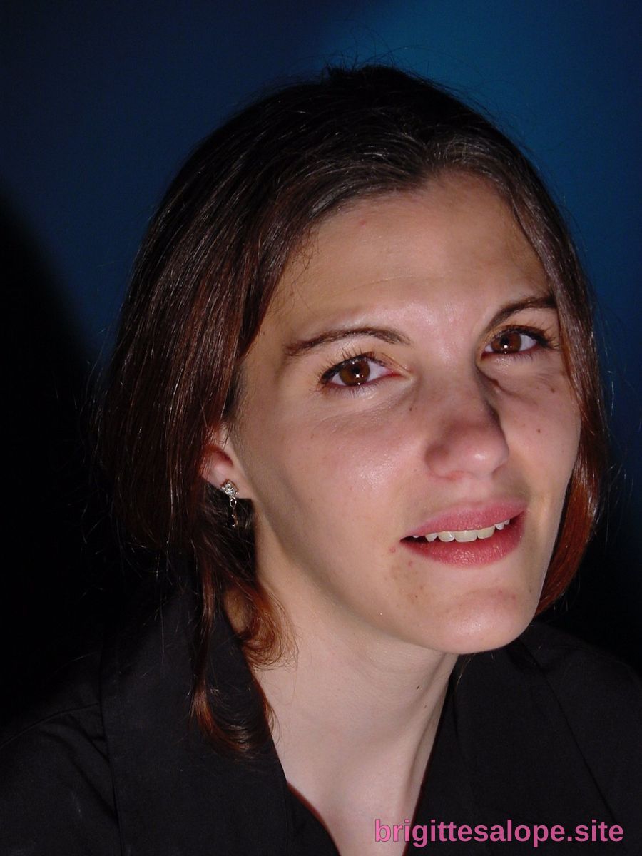 Portrait de femme souriante (photo 946) — Brigitte la Salope