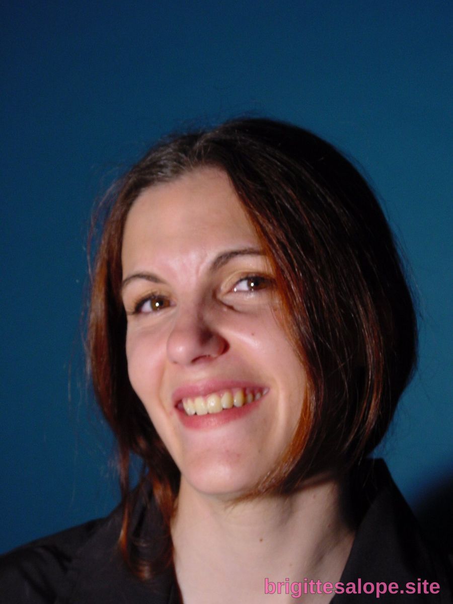 Portrait de femme souriante (photo 949) — Brigitte la Salope