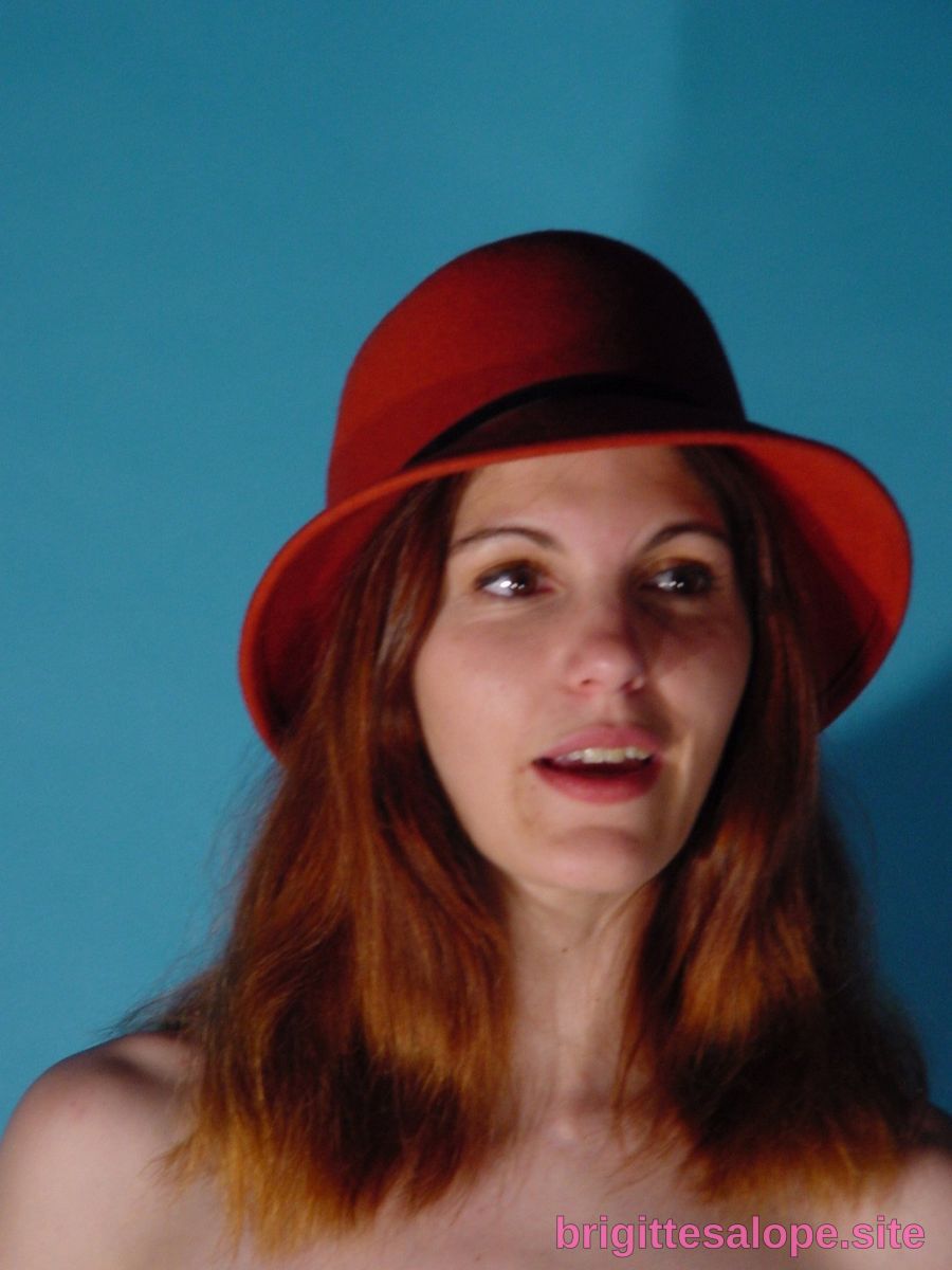 Femme en chapeau rouge — Brigitte la Salope