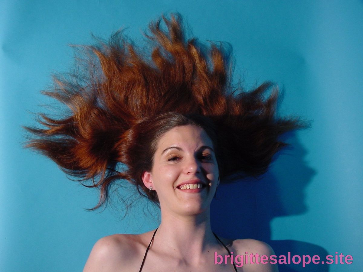 Femme souriante avec cheveux éparpillés — Brigitte la Salope