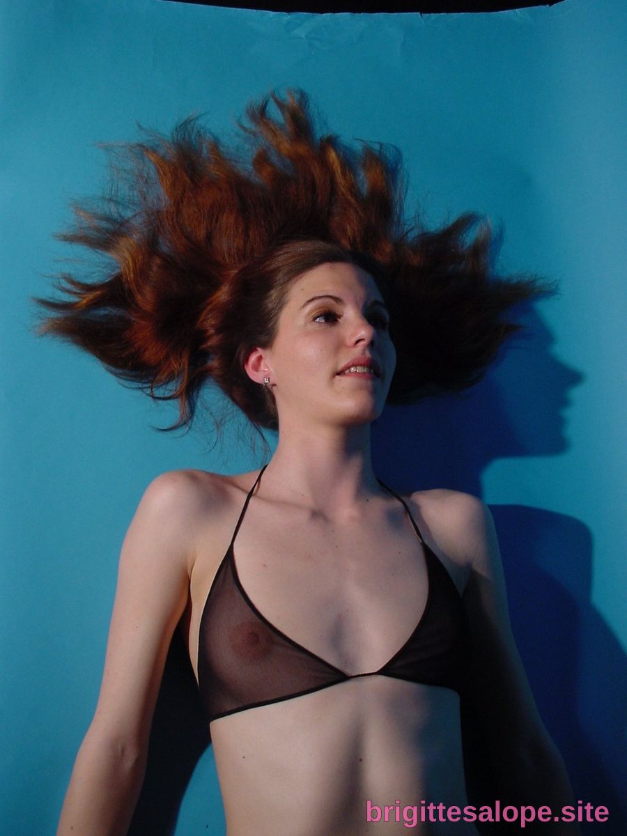 Femme dans un bikini noir — Brigitte la Salope