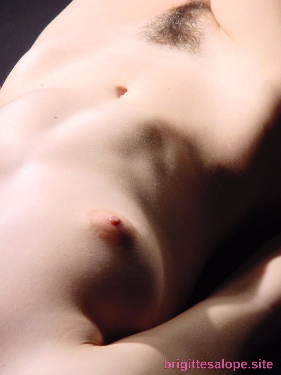 Nu féminin intime (photo 1012) — Brigitte la Salope