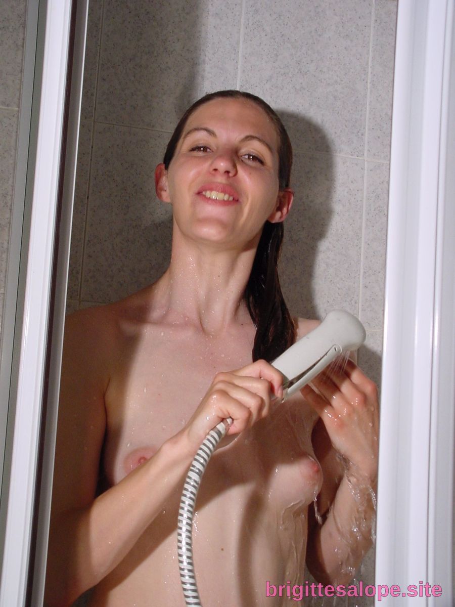 Shower Nude (photo 1070) — Brigitte la Salope