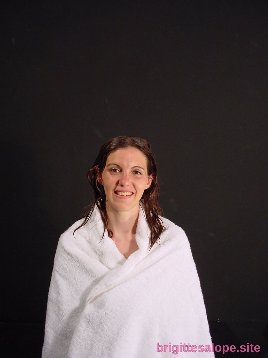 Femme en robe de bain blanc sur fond noir — Brigitte la Salope