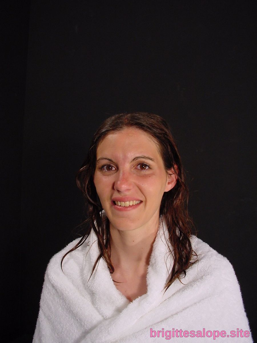 Femme souriante avec un drapé blanc sur un fond noir — Brigitte la Salope