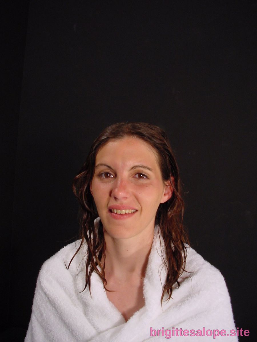 Femme souriante avec cheveux mouillés — Brigitte la Salope