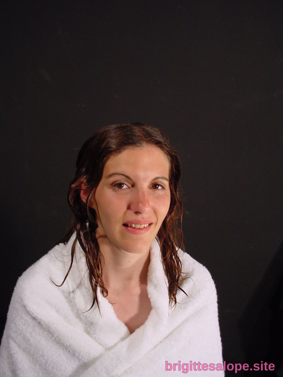 Femme en robe de bain blanc — Brigitte la Salope