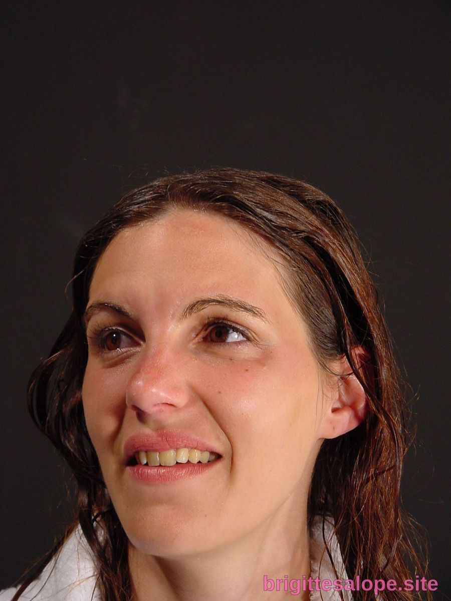 Portrait de femme souriante (photo 1112) — Brigitte la Salope
