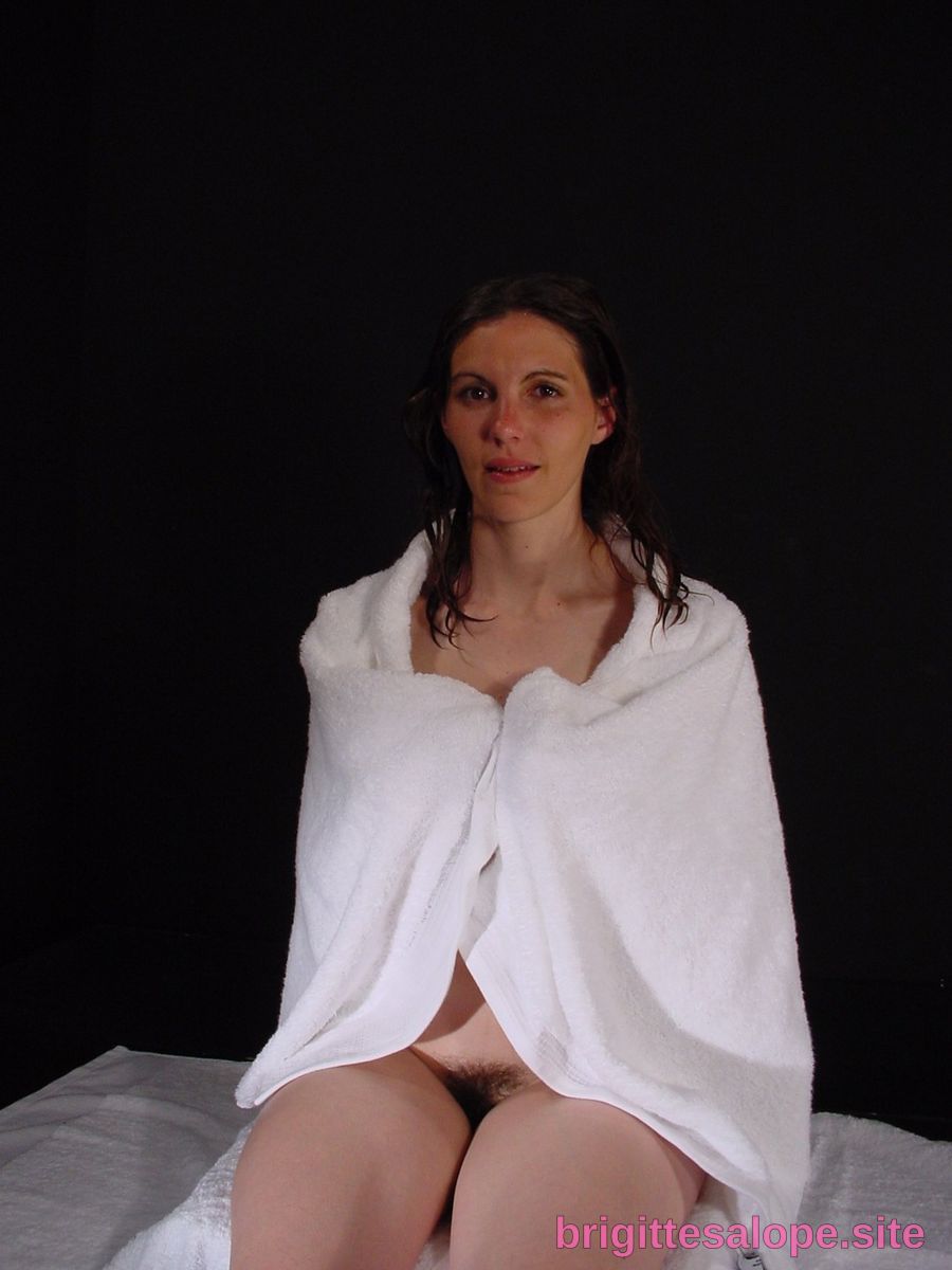 Femme nue sous une robe de bain blanche — Brigitte la Salope