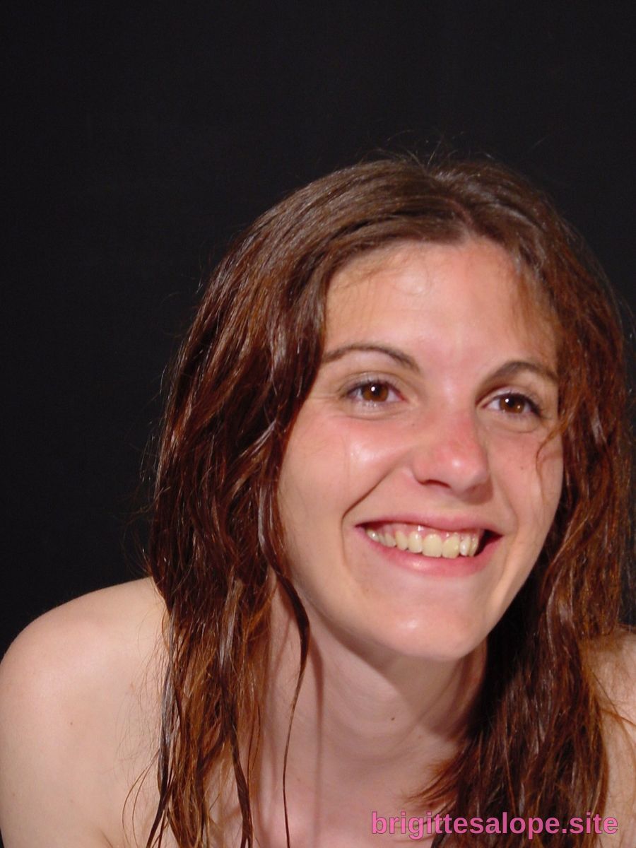 Femme souriante avec cheveux mouillés (photo 1161) — Brigitte la Salope